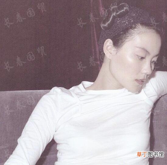王菲25年前青涩旧照曝光，扎双丸子头粗眉大眼清新可人