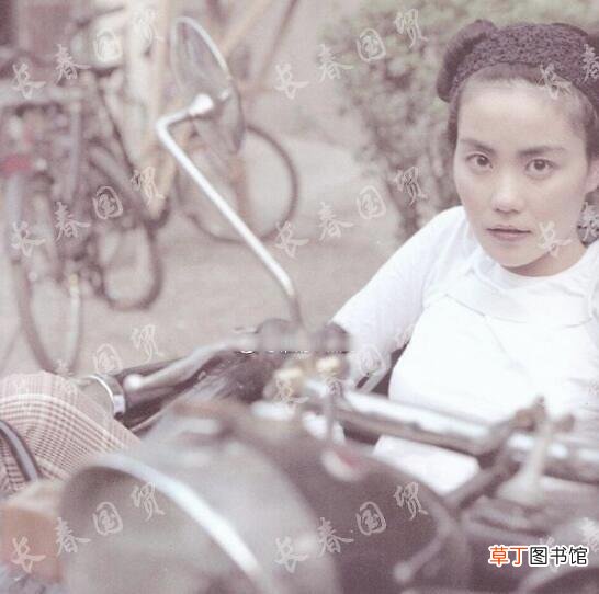 王菲25年前青涩旧照曝光，扎双丸子头粗眉大眼清新可人