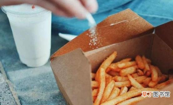 低盐饮食是不是健康饮食习惯 炒菜时可适量放盐但不要过度