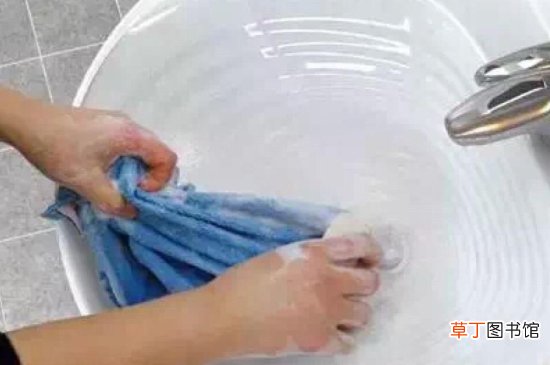 精油弄到衣服上用什么可以洗掉