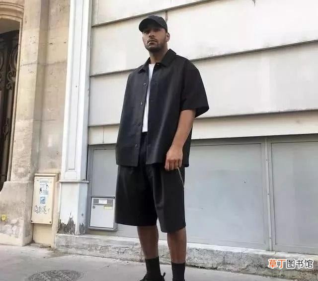皮肤黑的男生怎么穿 皮肤黑的男生穿什么颜色