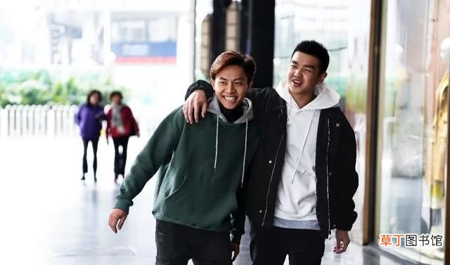 皮肤黑的男生怎么穿 皮肤黑的男生穿什么颜色