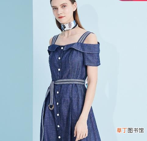 背带牛仔裙配什么上衣