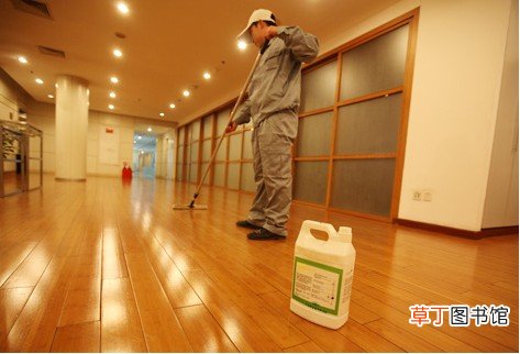 打蜡和涂刷底漆：周期性涂抹保养效果更佳