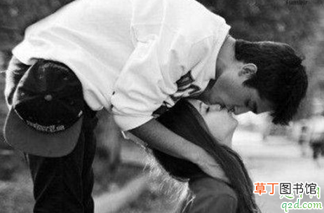 男生喜欢动手动脚是什么意思,一个男生总是抱我搂我是喜欢吗