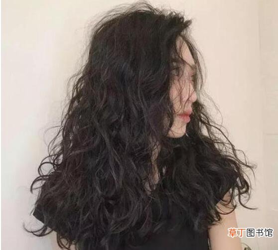 卷发梳直了还能回去吗