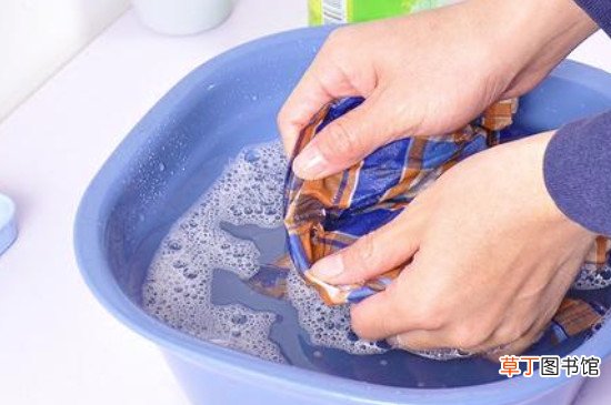 面粉能洗掉衣服上的油渍吗