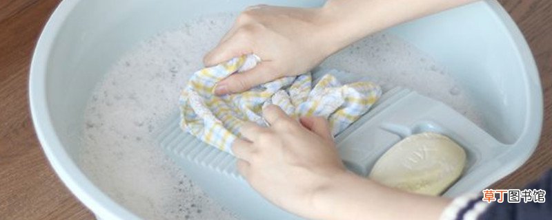 面粉能洗掉衣服上的油渍吗