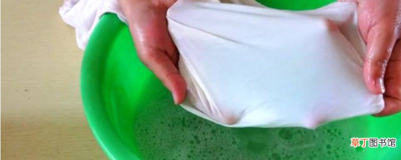 辣椒油弄到白色衣服怎么洗