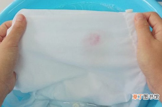 白色体恤衫上的油渍怎么处理