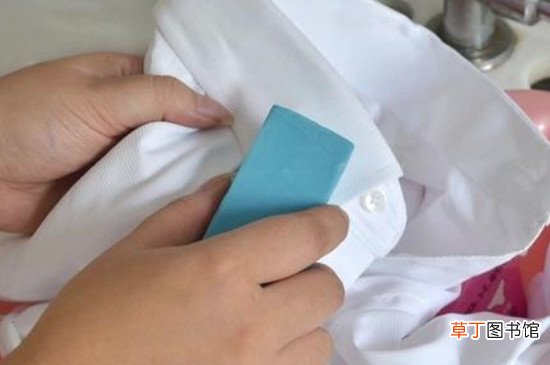白色体恤衫上的油渍怎么处理