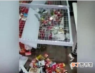 家长怒砸小卖部被拘留 一小学生赊账吃零食,偷钱还账被发现
