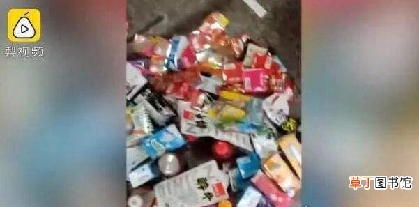 家长怒砸小卖部被拘留 一小学生赊账吃零食,偷钱还账被发现
