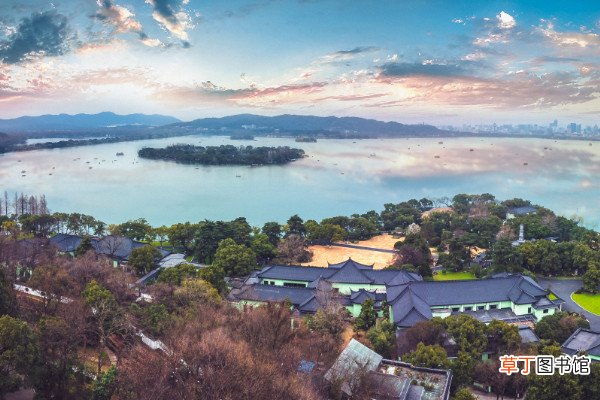"欲把西湖比西子,浓妆淡抹总相宜全诗"饮湖上初晴后雨意思
