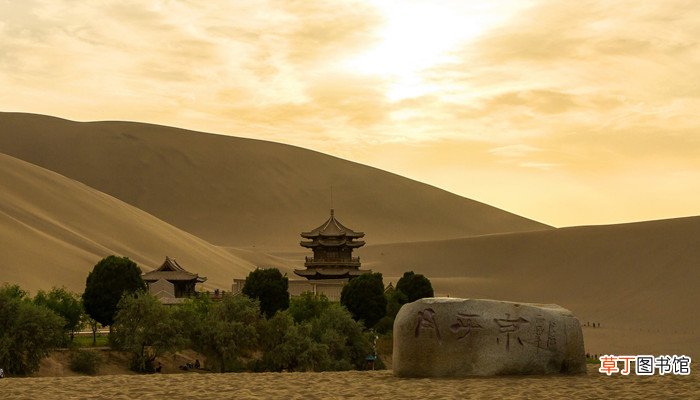明月出天山苍茫云海间是什么意思 苍茫云海间意思
