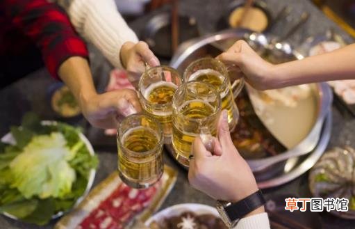 世上最坑爹的饮酒谎言 酒后多喝水减轻喝酒的伤害