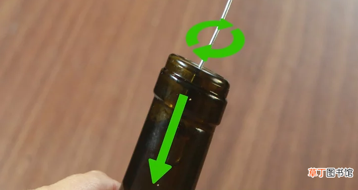 喝红酒没有开瓶器怎么办-巧用剪刀
