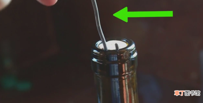 喝红酒没有开瓶器怎么办-巧用剪刀