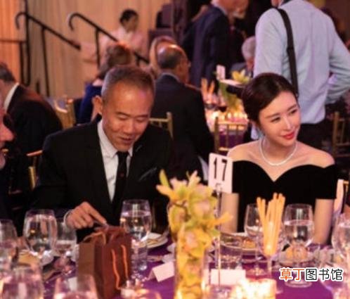 70岁王石与娇妻深夜外出手挽手 田朴珺长腿吸睛