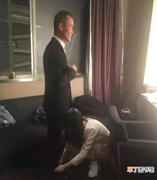 70岁王石与娇妻深夜外出手挽手 田朴珺长腿吸睛