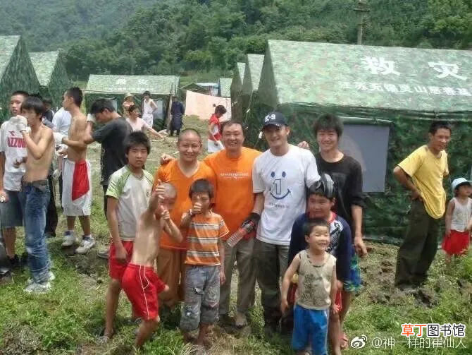回顾众星援助汶川:吴京累到一顿吃7个馒头,周迅包几千个粽子