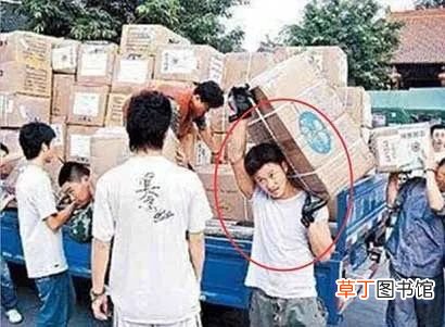 回顾众星援助汶川:吴京累到一顿吃7个馒头,周迅包几千个粽子