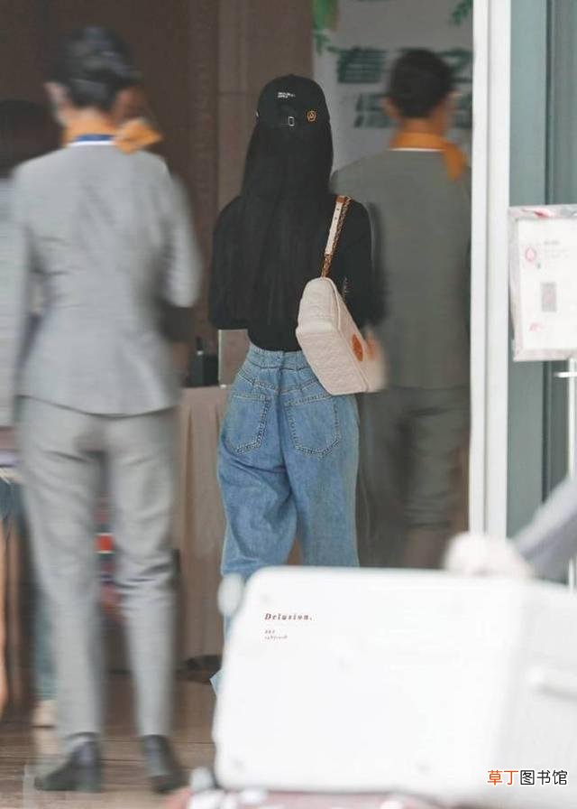 冯绍峰离婚后复工 笑容灿烂不再消瘦