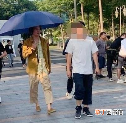 冯绍峰离婚后复工 笑容灿烂不再消瘦