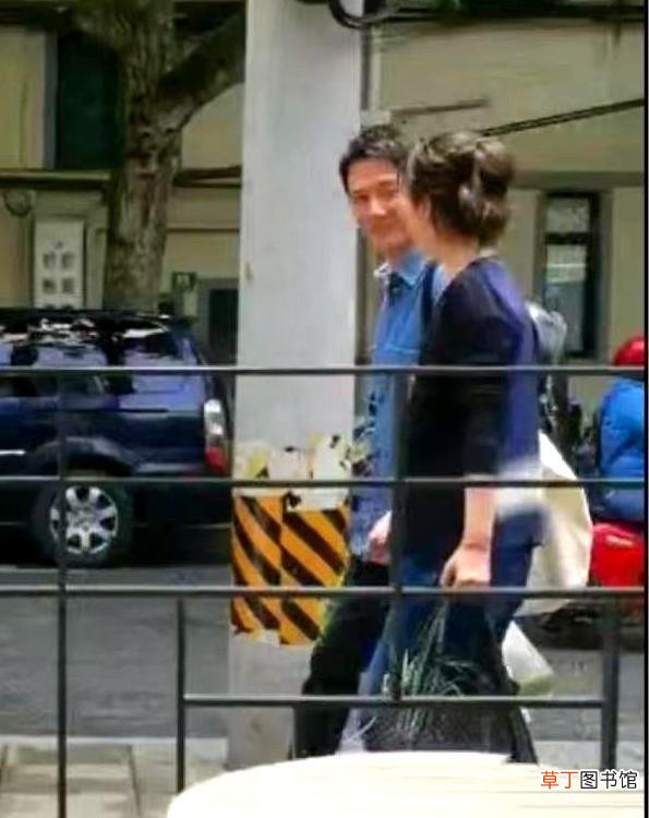 冯绍峰离婚后复工 笑容灿烂不再消瘦