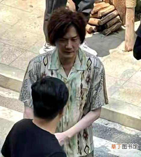 冯绍峰离婚后复工 笑容灿烂不再消瘦