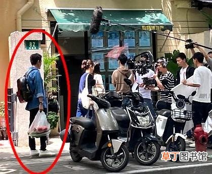 冯绍峰离婚后复工 笑容灿烂不再消瘦