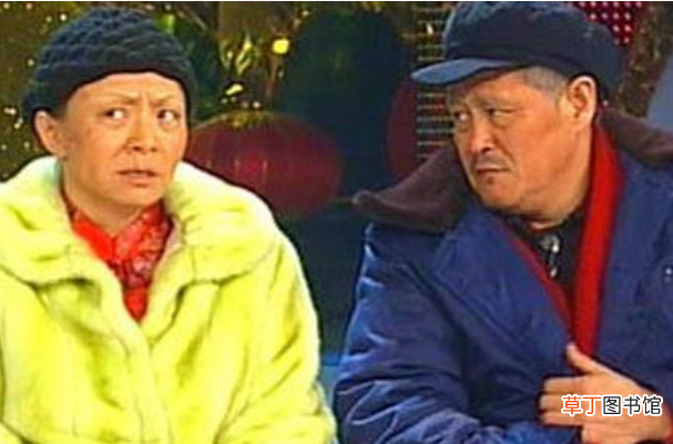 赵本山片场执导演员拍戏，头发花白但面色红润精神气好