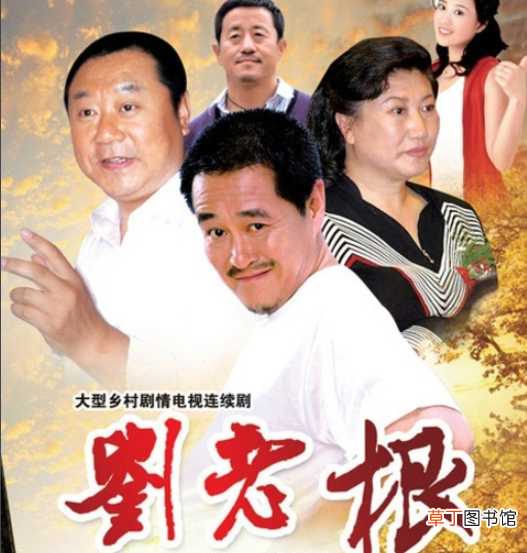 赵本山片场执导演员拍戏，头发花白但面色红润精神气好