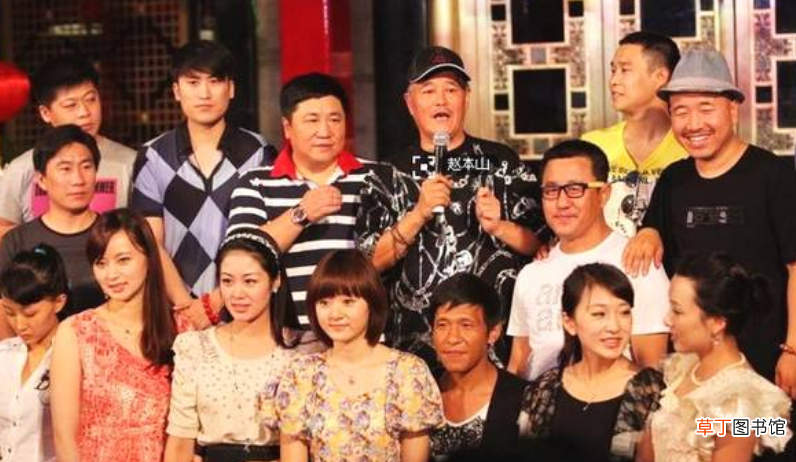 赵本山片场执导演员拍戏，头发花白但面色红润精神气好