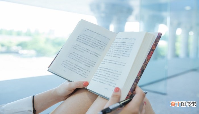 树枝在林中互相碰触着,碰触是指什么?