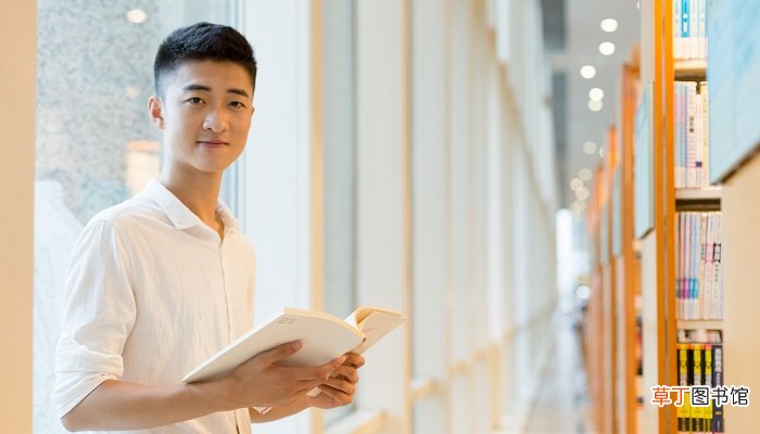 少年初长成,自在恰如风的意思