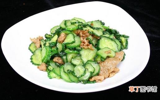 炒菜应该什么时候放盐？