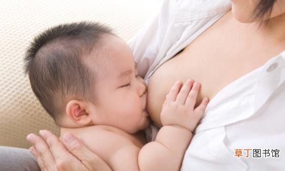 喂奶时玩手机对自己和宝宝都不好 哺乳中要注意避免的行为