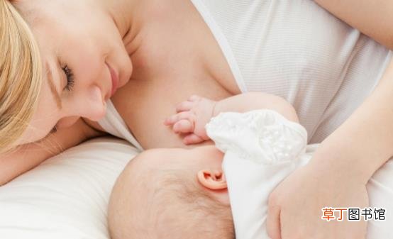 喂奶时玩手机对自己和宝宝都不好 哺乳中要注意避免的行为