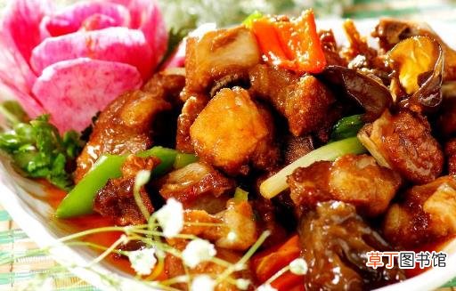 红烧排骨是家庭中不可缺的菜 红烧排骨的简单做法