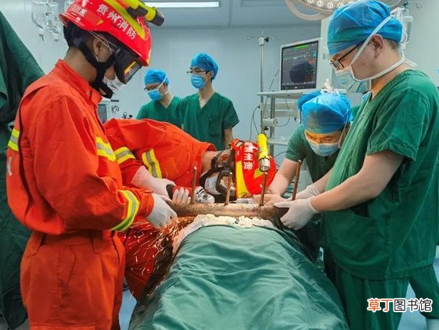 如何防止滑倒 贵州一女子被两根钢筋刺穿腰部