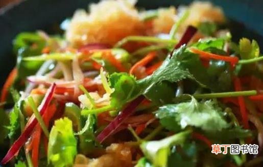 银耳做凉拌菜爽口好下饭 美味轻松端上桌