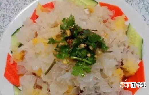 银耳做凉拌菜爽口好下饭 美味轻松端上桌