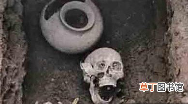 古时候人下葬，为何有的盖住脸，有的脸朝下？