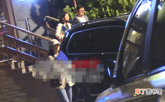 蒋勤勤携陈建斌聚餐 素颜出镜皮肤光滑不显老