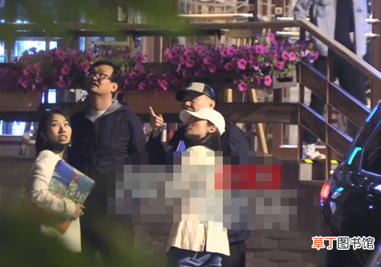 蒋勤勤携陈建斌聚餐 素颜出镜皮肤光滑不显老