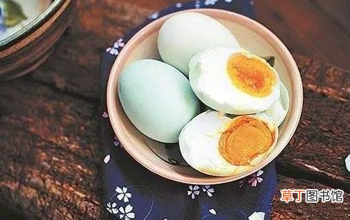 起沙流油的咸鸭蛋美味好吃 熟食店常用的做法揭秘