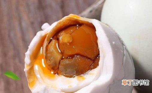 起沙流油的咸鸭蛋美味好吃 熟食店常用的做法揭秘