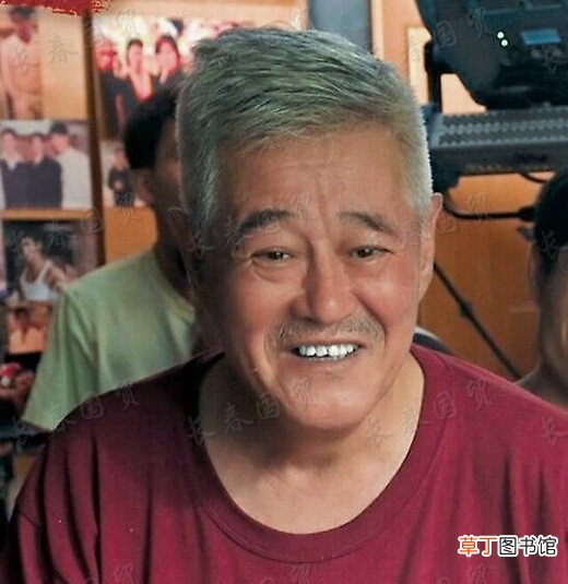 赵本山28年前青涩旧照曝光，五官清秀时尚又帅气