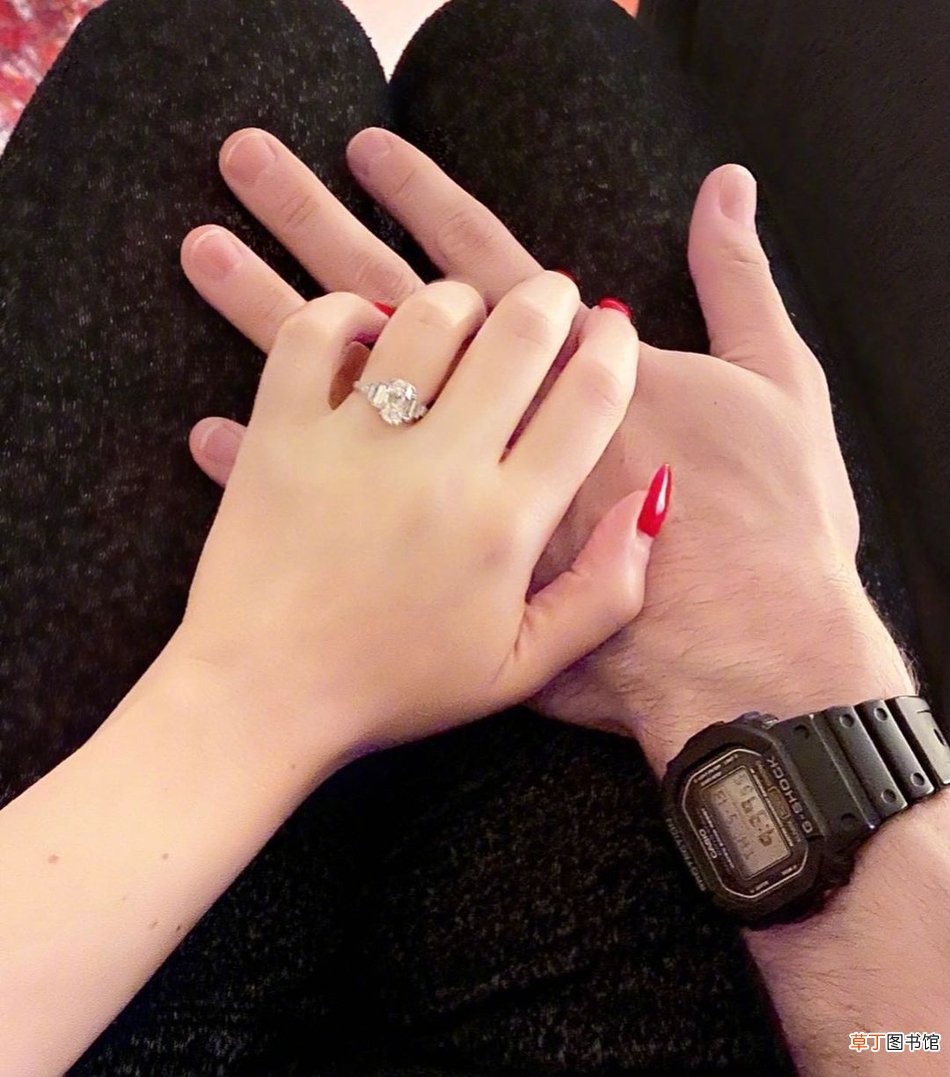 《破产姐妹》Max宣布订婚，晒钻戒表白：我愿意